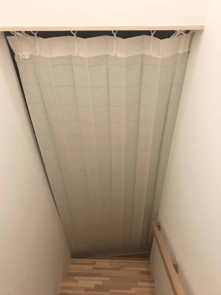 リビング階段に ニトリの間仕切りカーテンをつけて断熱効果ｕｐ みちまるブログ